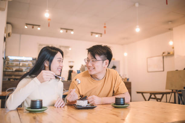 Intensnya kembali komunikasi, menjadi salah satu tanda munculnya benih cinta. Foto: Repro Istockphoto