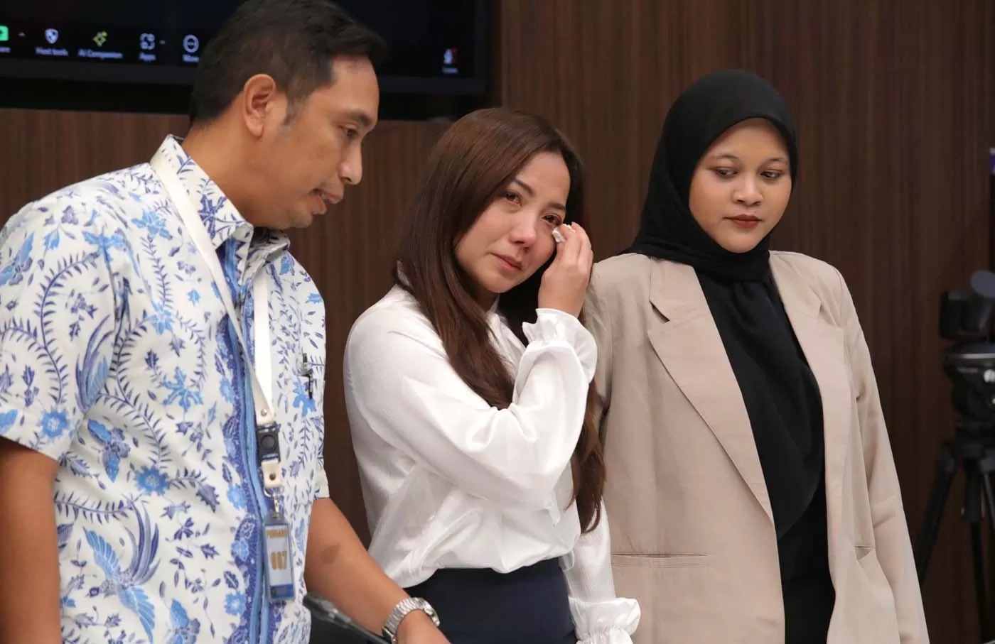 CAT sebagai Pengadu korban asusila Ketua KPU Hasyim Asyari menghadiri sidang pembacaan putusan perkara dugaan pelanggaran Kode Etik. Foto: Repro jawapos.com