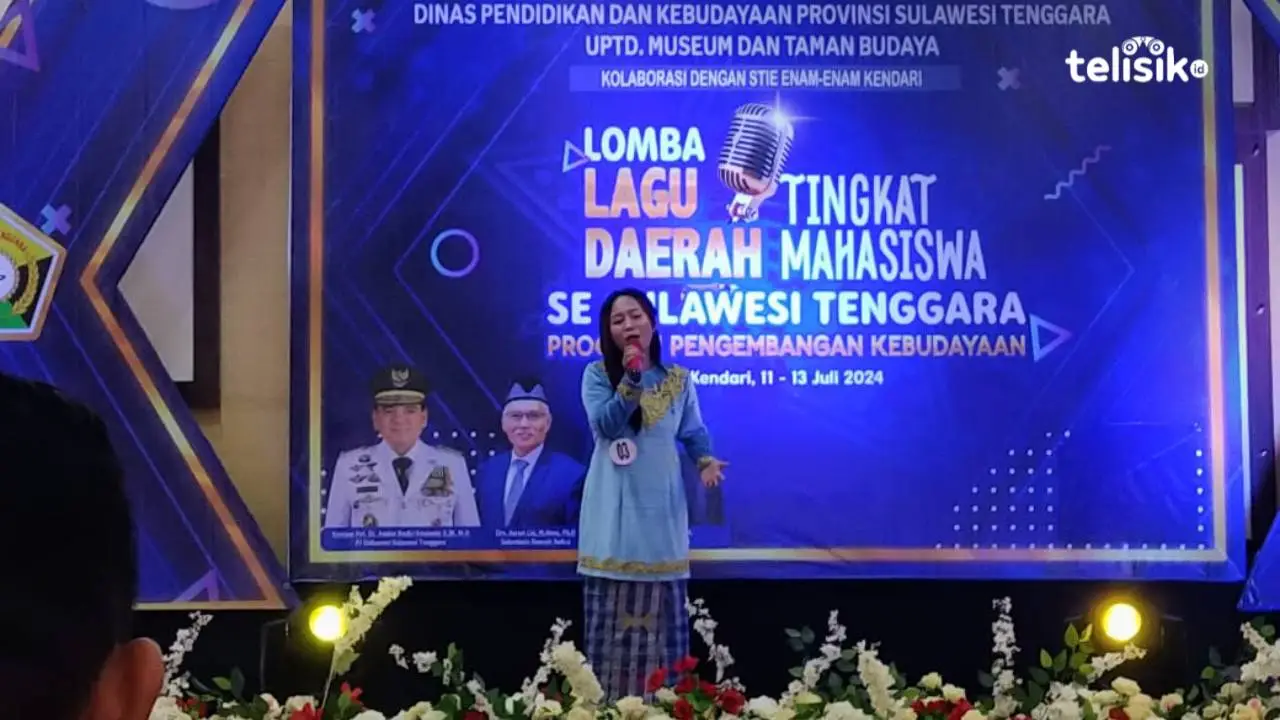 Salah satu peserta lomba lagu daerah tingkat mahasiswa Sulawesi Tenggara, menyanyikan lagu daerah Tolaki. Foto: Nabila/Telisik