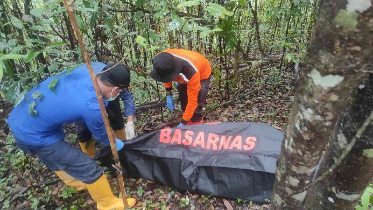 Proses evakuasi terhadap korban, ditemukan sudah terbujur kaku di tengah hutan Moramo Utara. Foto: Ist.