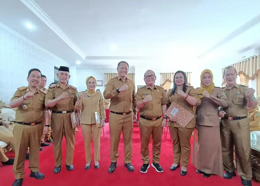 Pj Bupati Konawe saat mengukuhkan empat OPD baru lingkup Pemda Konawe bersama Sekda. Foto: Ist