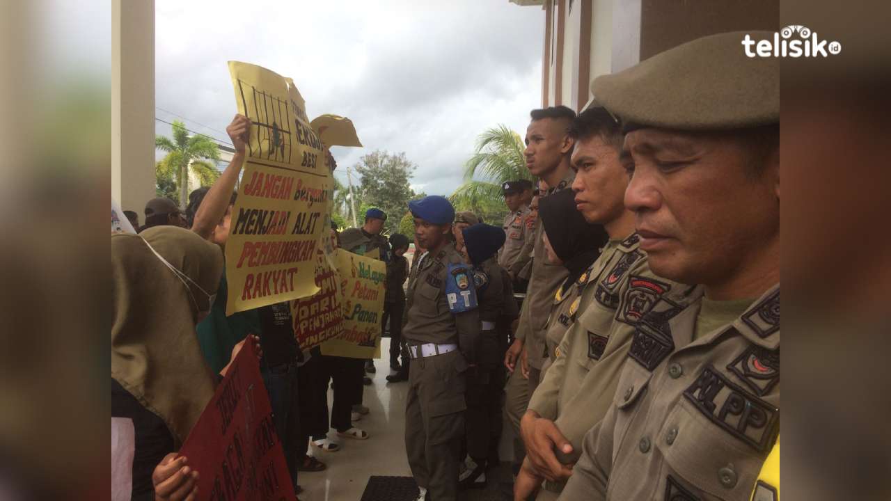 Aliansi Pejuangan Lingkungan dan HAM bersama warga Torobulu Geruduk Pengadilan Negeri Andoolo. Foto: Bambang Sutrisno/Telisik