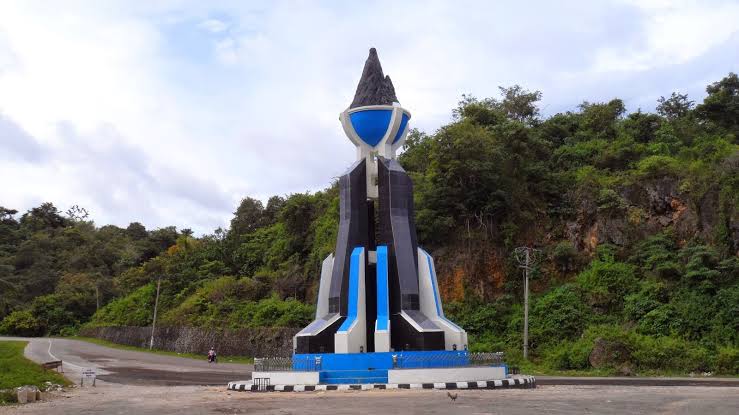 Tugu Aspal yang menjadi icon Kabupaten Buton. Foto: Ist.