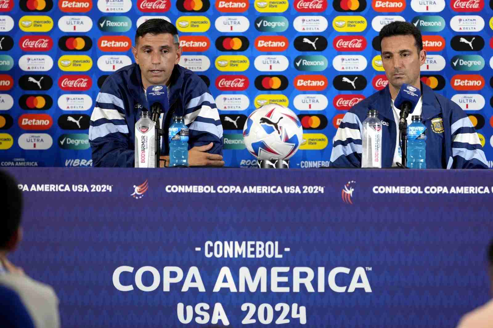 Pelatih Argentina, Lionel Scaloni (kanan), dan kiper Emiliano Martinez saat konferensi pers, Sabtu (13/7/2024) waktu setempat (Minggu dinihari WIB) jelang final Copa America 2024 melawan Kolombia di Miami Gardens, Florida, Senin (15/7/2024) pagi WIB. Foto