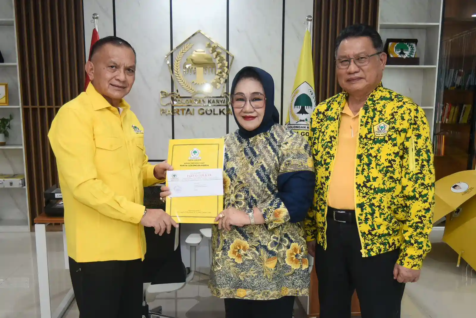 Tina Nur Alam saat menerima sebuah map yang diduga berisi surat rekomendasi dari DPP Golkar yang didampingi oleh Ketua DPD I Partai Golkar Sulawesi Tenggara. Foto: Ist.