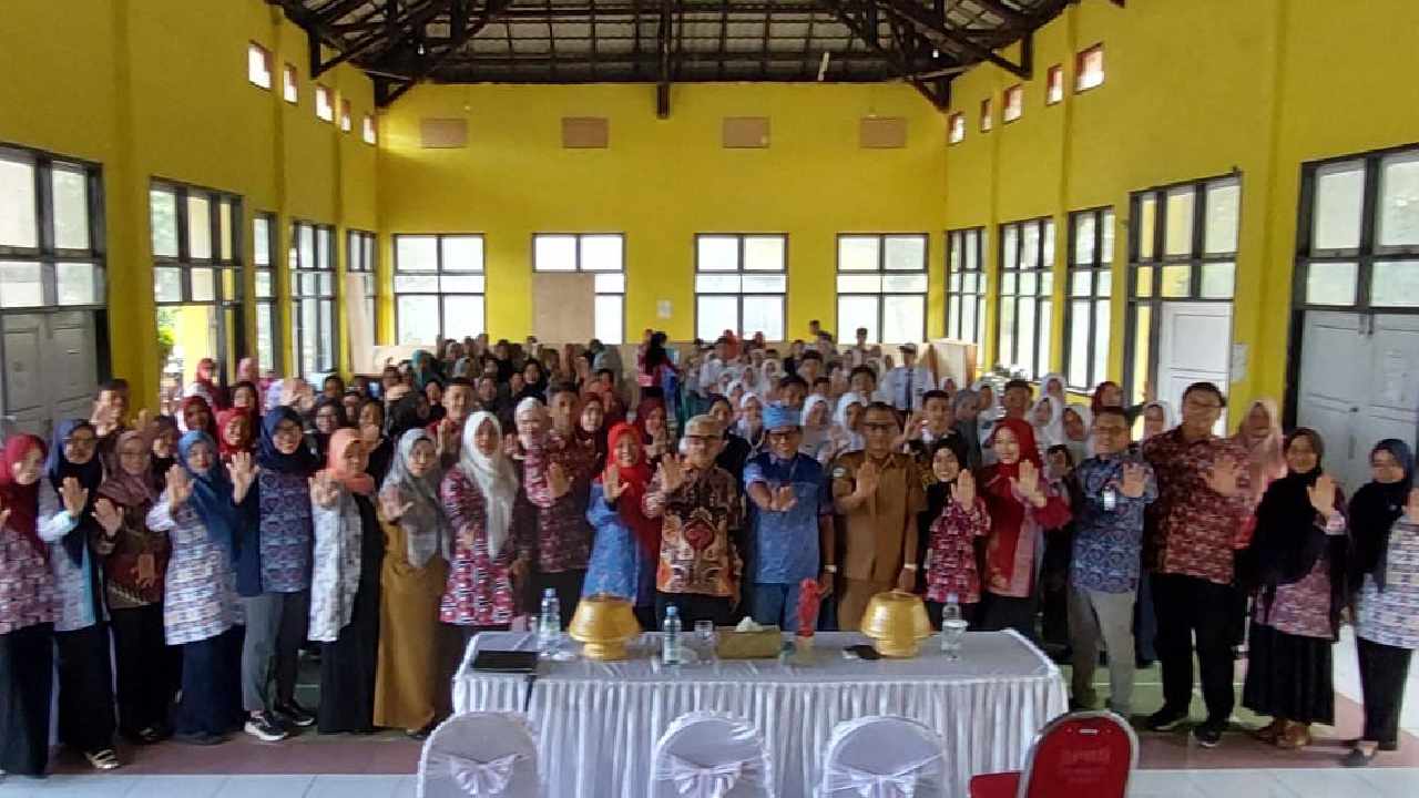 BKKBN Sultra saat memberikan edukasi ke masyarakat Wakatobi. Foto: Ist.