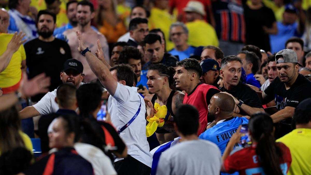 Para pemain Uruguay bentrok dengan suporter usai kalah dari Kolombia di semifinal Copa America 2024 di Stadion Bank of America, North Carolina, Kamis (11/7/2024) pagi WIB. Foto: AFP