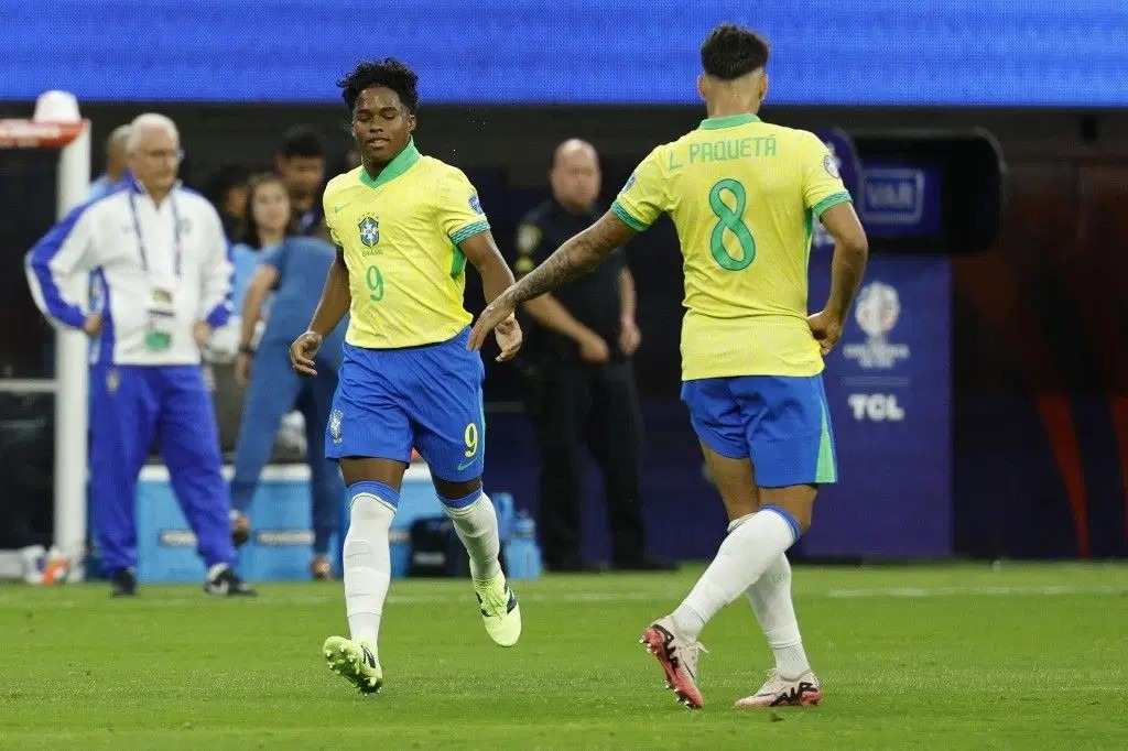 Pemain muda Brasil, Endrick Felipe Moreira de Sousa (kiri), menggantikan Vinicius Junior melawan Uruguay di perempat final Copa America 2024 di Stadion Alligiant, Las Vegas, Minggu (7/7/2024) pagi WIB. Foto: AP