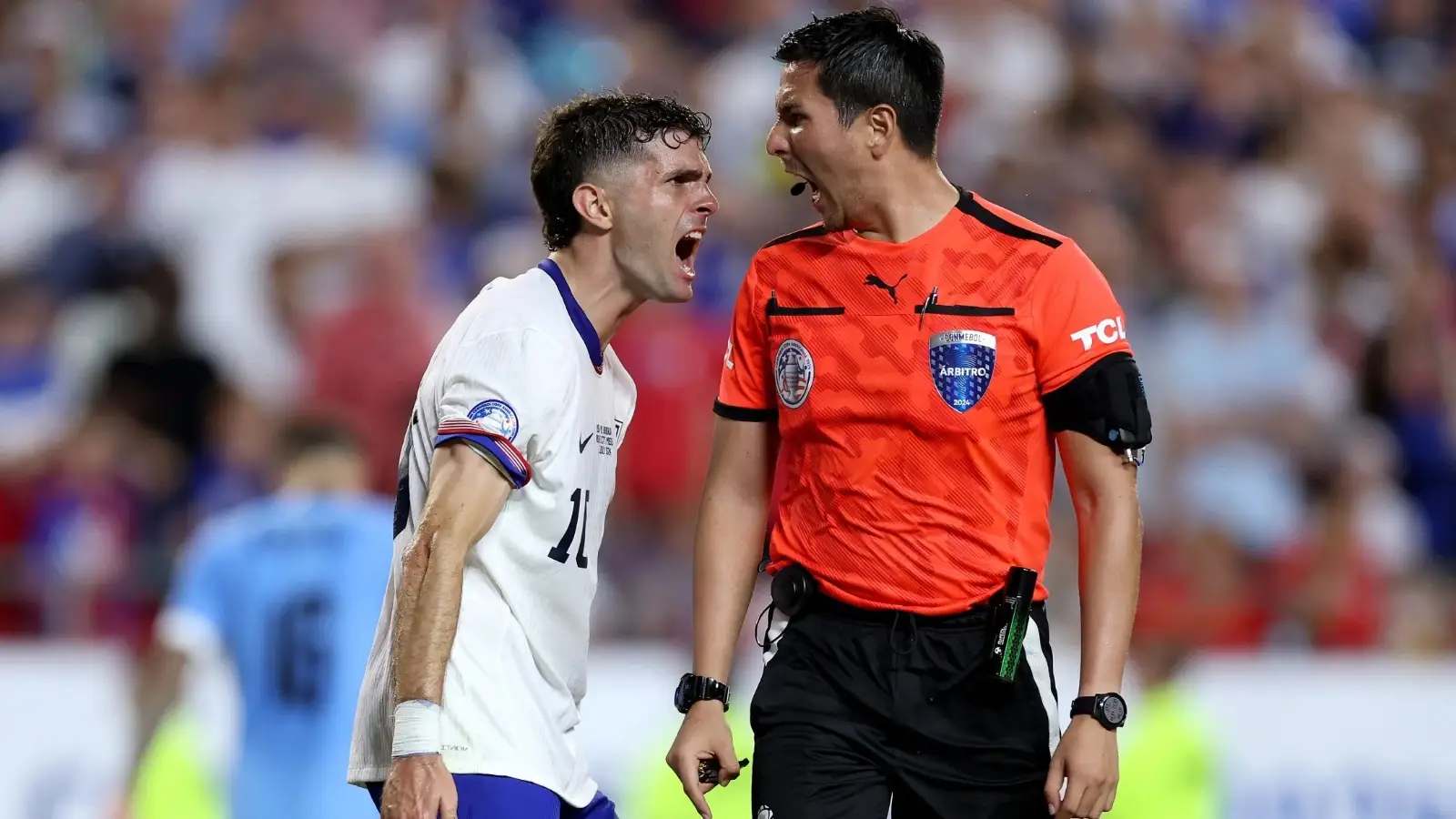 Pemain AS, Christian Pulisic, bersitegang dengan wasit Kevin Ortega asal Peru saat timnya menghadapi Uruguay di pertandingan akhir penyisihan Grup C Copa America 2024. Foto: Repro AFP