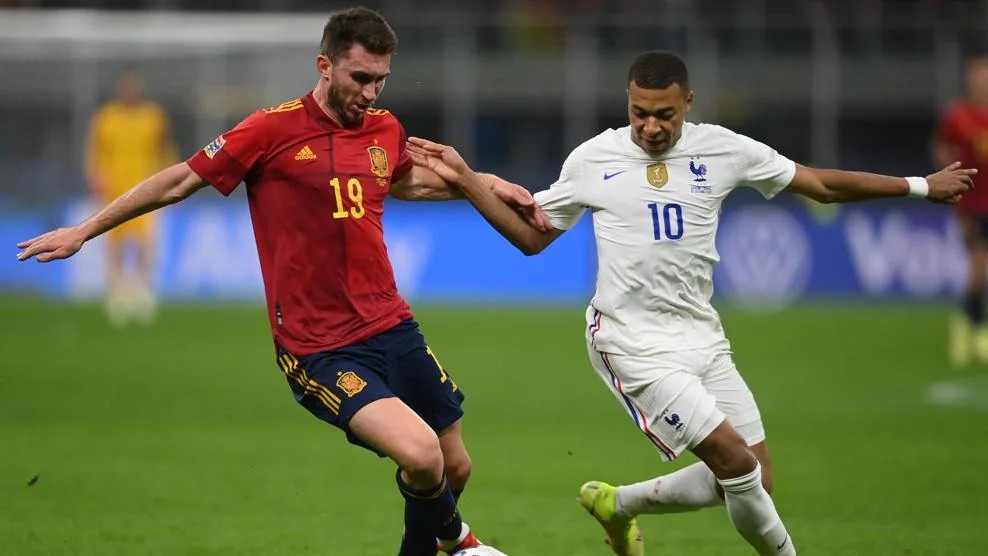 Pemain Spanyol, Aymeric Laporte (kiri) dan pemain Prancis, Kylian Mbappe, saling berhadapan dalam pertandingan final UEFA Nations League pada 2021. Foto: Getty Images