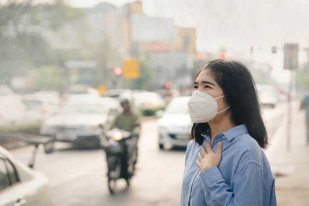 Potret seorang wanita terlihat menderita karena polusi udara. Foto: Repro Istockphoto