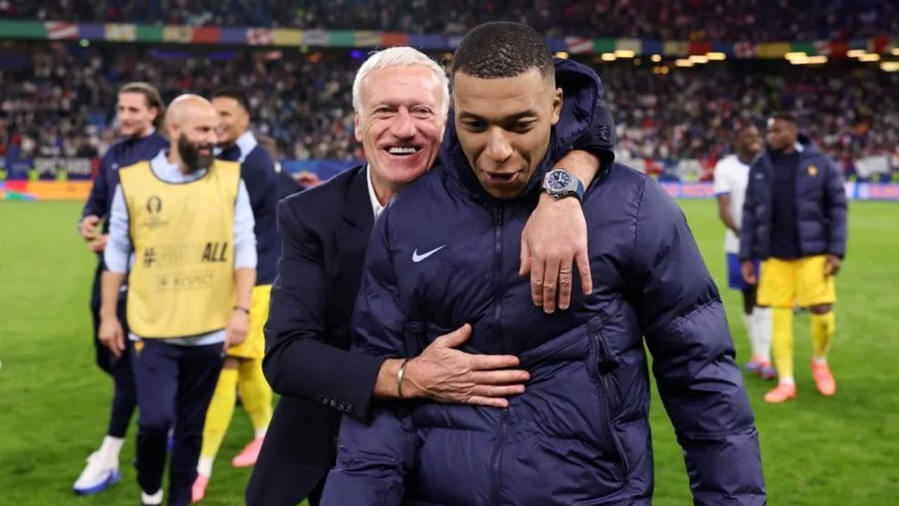 Didier Deschamps (kiri) dan Kylian Mbappe usai duel Prancis melawan Portugal di perempat final Euro 2024 di Volksparkstadion, Hamburg, Sabtu (6/7/2024) dinihari WIB. Foto: euro.com