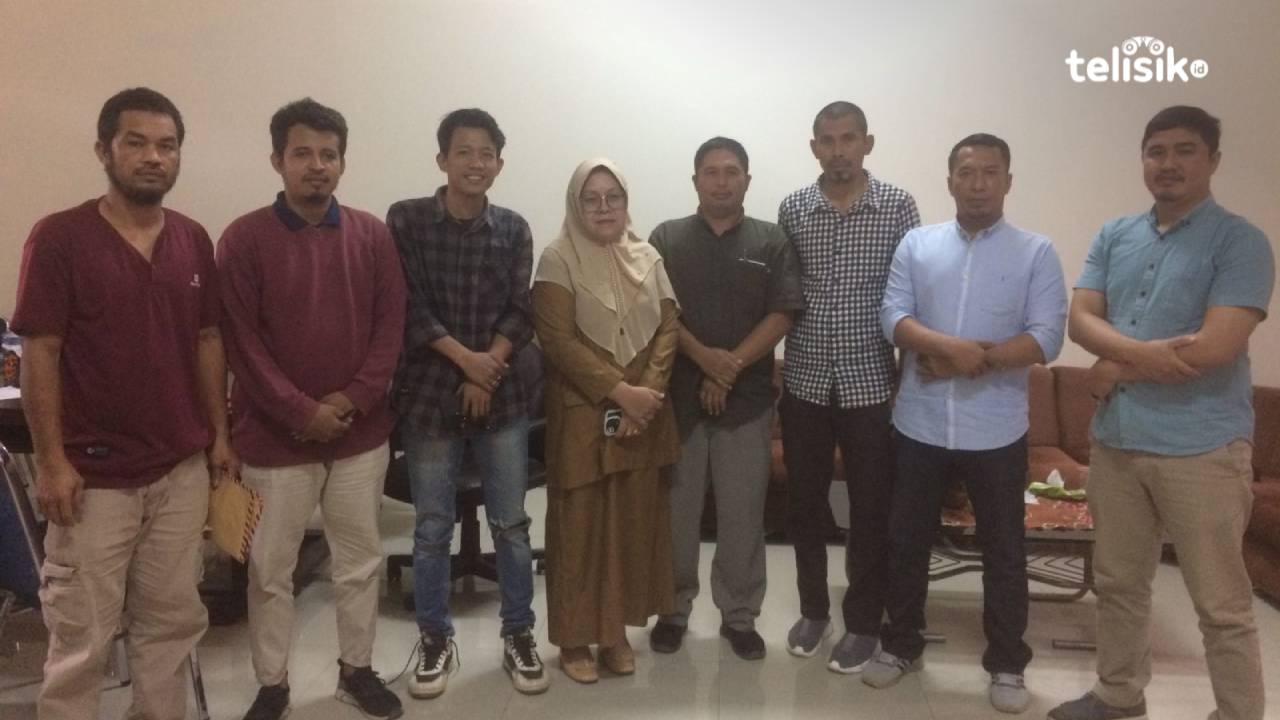Foto bersama usai mediasi di kantor Disnaker Sultra. Foto: Bambang Sutrisno/Telisik
