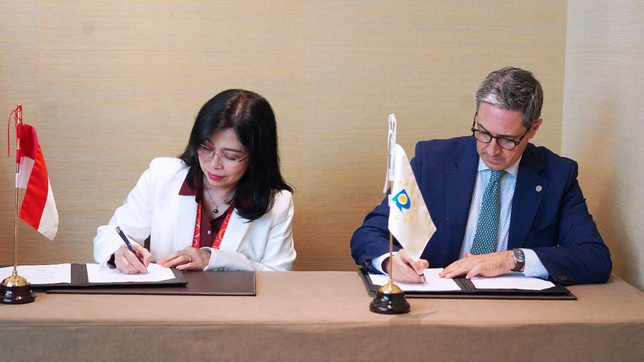 Penandatanganan MoU yang dilakukan oleh Direktur Jenderal Kekayaan Intelektual (DJKI) Min Usihen dengan Direktur Eksekutif EUIPO João Negrão. Foto: Ist