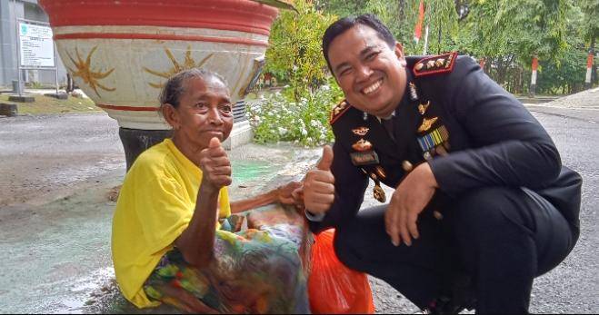 Mantan Kapolres Muna, AKBP Mulkaifin saat berinteraksi dengan lansia. Foto: Ist.