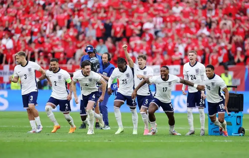 Pemain-pemain Inggris meluapkan kegembiraan usai Trent Alexander Arnold memastikan kemenangan lewat adu penalti melawan Swiss di perempat final Euro 2024 di Dusseldorf Arena, Sabtu (6/7/2024) malam WIB. Foto: Repro euro.com