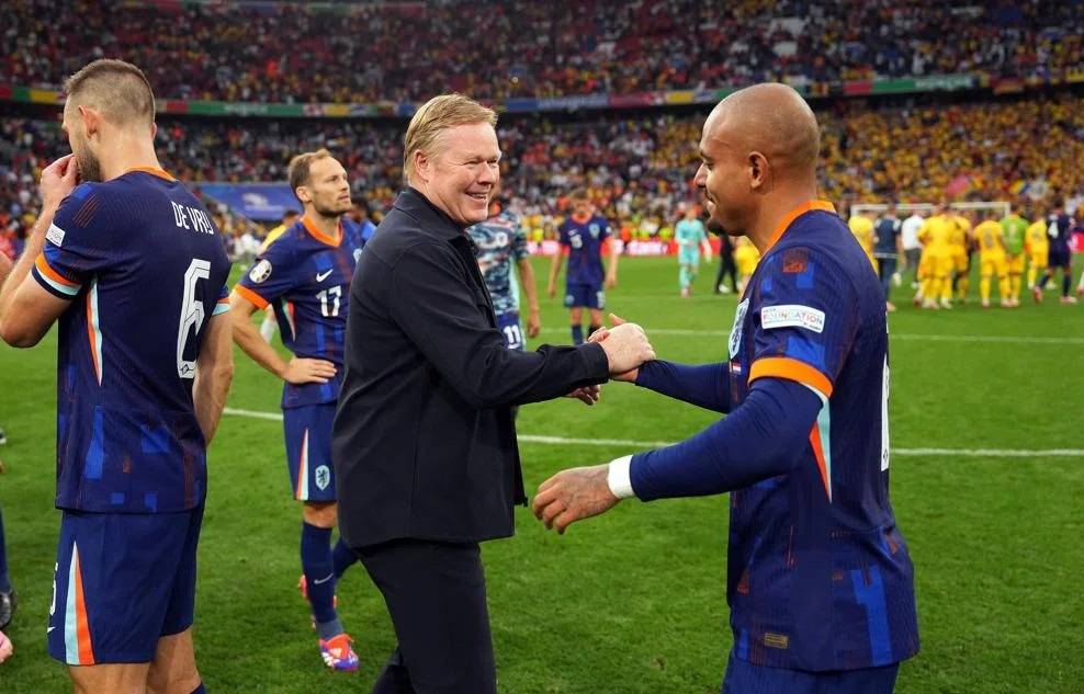 Pelatih Belanda, Ronald Koeman menyalami Donyell Malen yang mencetak dua gol ke gawang Rumania di babak 16 besar Euro 2024 di Allianz Arena, Munich, Selasa (2/7/2024) malam WIB. Foto: Repro euro.com