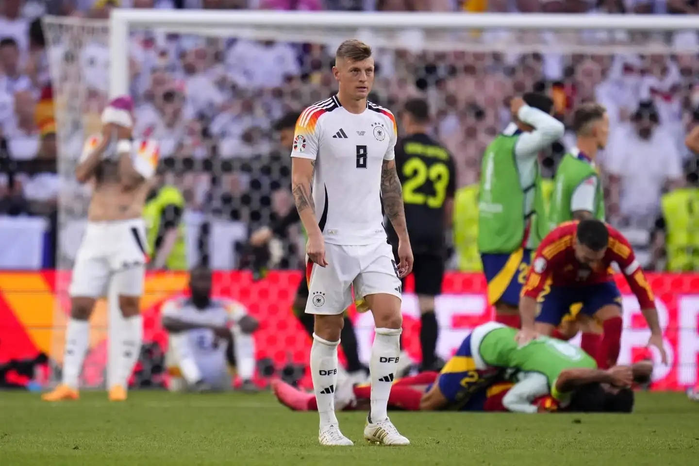 Pemain Jerman, Toni Kroos, berjalan lesu dan kecewa usai timnya dikalahkan Spanyol di Stuttgart Arena, Jumat (5/7/2024) malam WIB. Foto: euro.com