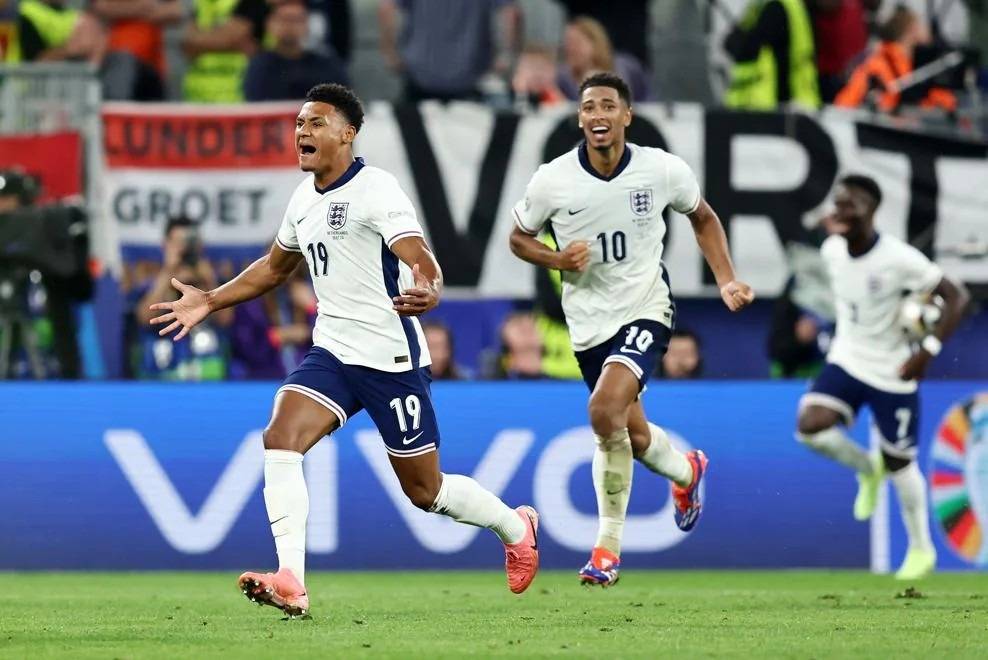 Pemain Inggris, Ollie Watkins (kiri) dan rekannya Jude Bellingham, berselebrasi usai mencetak gol penentu kemenangan timnya atas Belanda di semifinal Euro 2024. Foto: Repeo euro.com