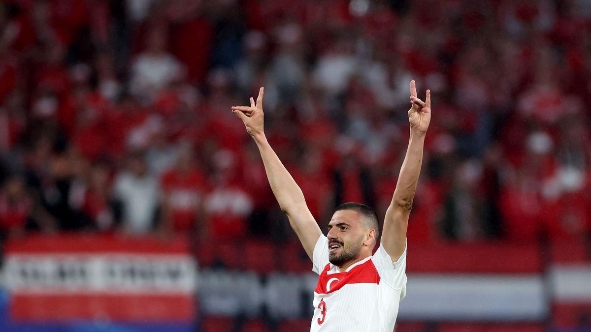 Pemain Turki, Merih Demiral, mengangkat dua tangannya dengan memberi simbol Serigala Abu-abu usai mencetak gol kedua ke gawang Austria, Rabu (3/2024) dinihari WIB. Foto: AFP