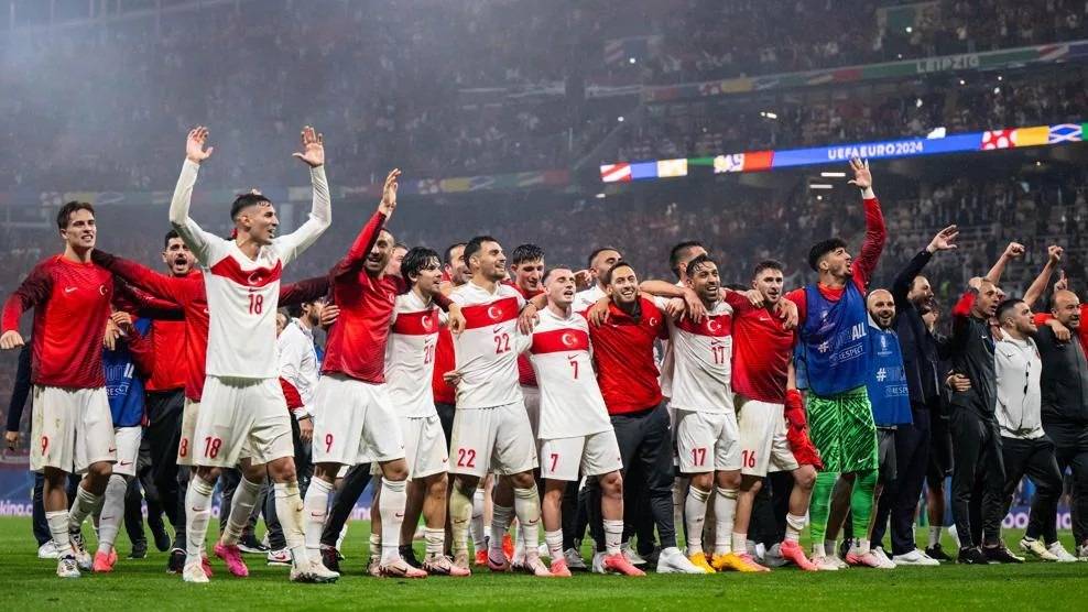 Pemain-pemain Turki merayakan kemenangan atas Austria dan lolos ke perempat final Euro 2024 di Stadion Leipzig, Jerman, Rabu (3/7/2024) dinihari WIB. Foto: Repro Getty Image