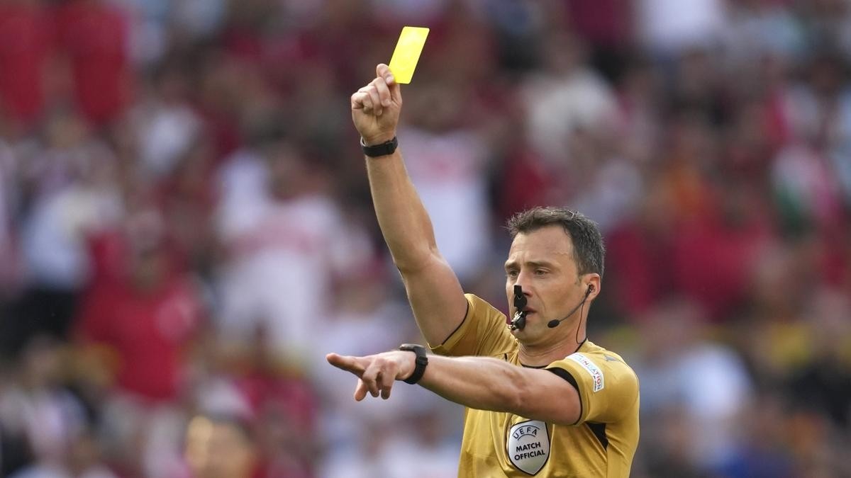 Wasit asal Jerman, Felix Zwayer, yang punya sejarah masalah dengan pemain Inggris, Jude Bellingham. Foto: Repro AP