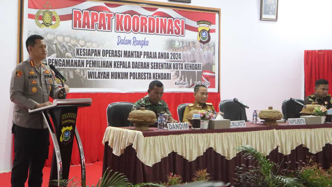 Kapolresta Kendari, Kombes Pol Aris Tri Yunarko, saat rakor pengamanan pilkada 2024. Foto: Ist.
