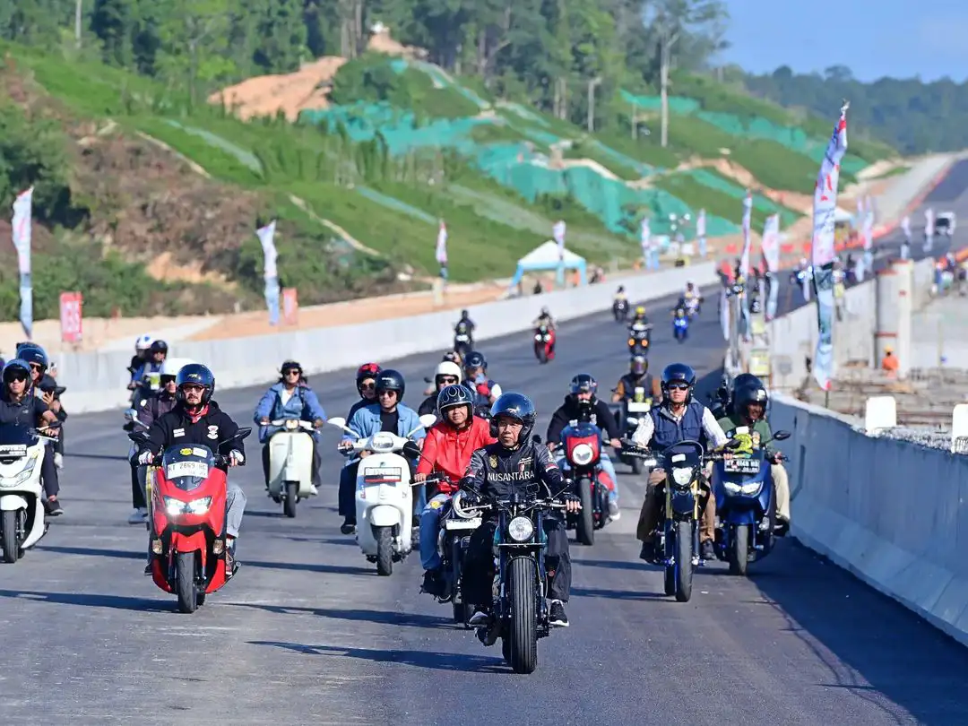 Momen Presiden Jokowi menjajal aspal IKN dengan motor custom jenis cafe racer. Foto: Instgram@jokowi