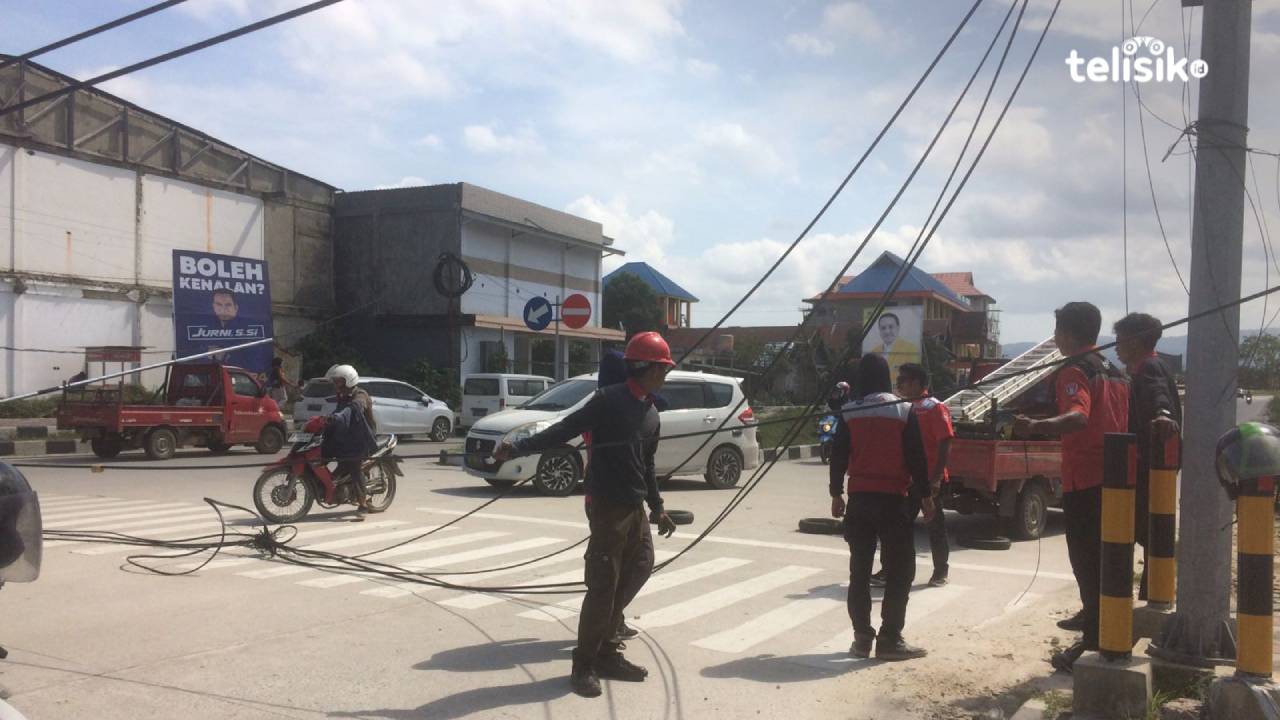 Tampak suasana jalan HEA Mokodompit perempatan kampus baru UHO, terlihat kabel Telkom melintang dan menimbulkan kemacetan. Foto: Bambang Sutrisno/Telisik