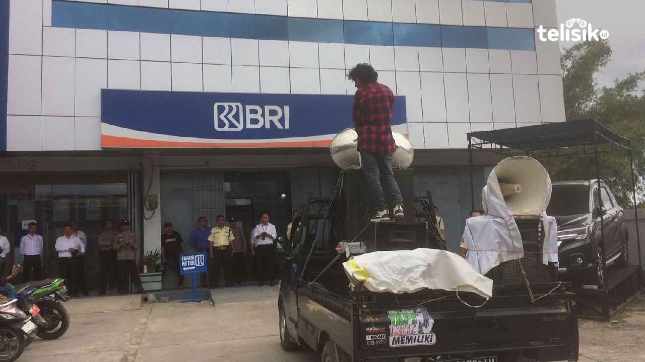 Tampak bagian depan Bank BRI yang di geruduk mahasiswa. Foto: Bambang Sutrisno/Telisik