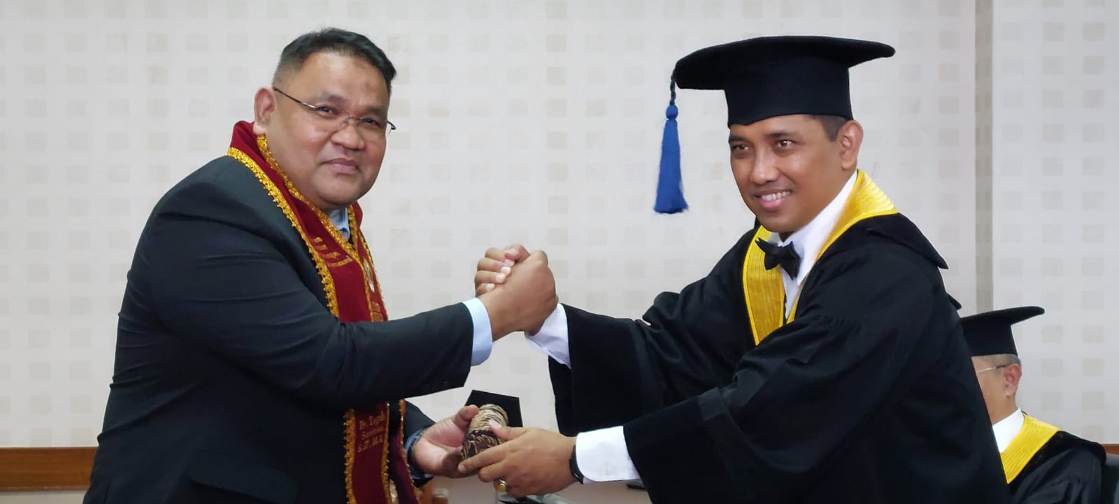 Ketua Umum Jaringan Media Siber Indonesia (JMSI), Teguh Santosa, meraih gelar doktor bidang hubungan internasional di Fakultas Ilmu Sosial dan Ilmu Politik Universitas Padjadjaran Bandung. Foto: Ist.