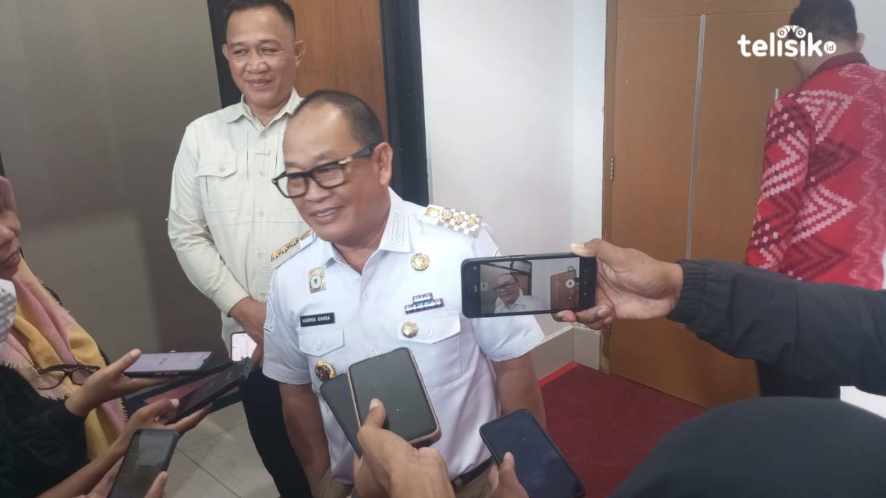 Pj Bupati Konawe saat diwawancarai usai rakor pengolahan sampah di kantor Gubernur Sulawesi Tenggara. Foto: Nur Fauzia/Telisik