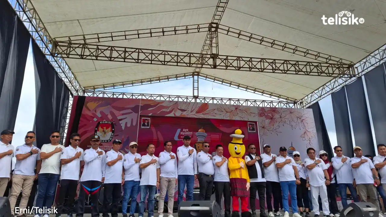 Segenap KPU Kota Kendari, KPU Provinsi Sulawesi Tenggara dan Walikota Kendari meluncurkan maskout dan jingle untuk meningkatkan partisipasi masyarakat di Pilkada 2024. Foto: Erni Yanti/Telisik