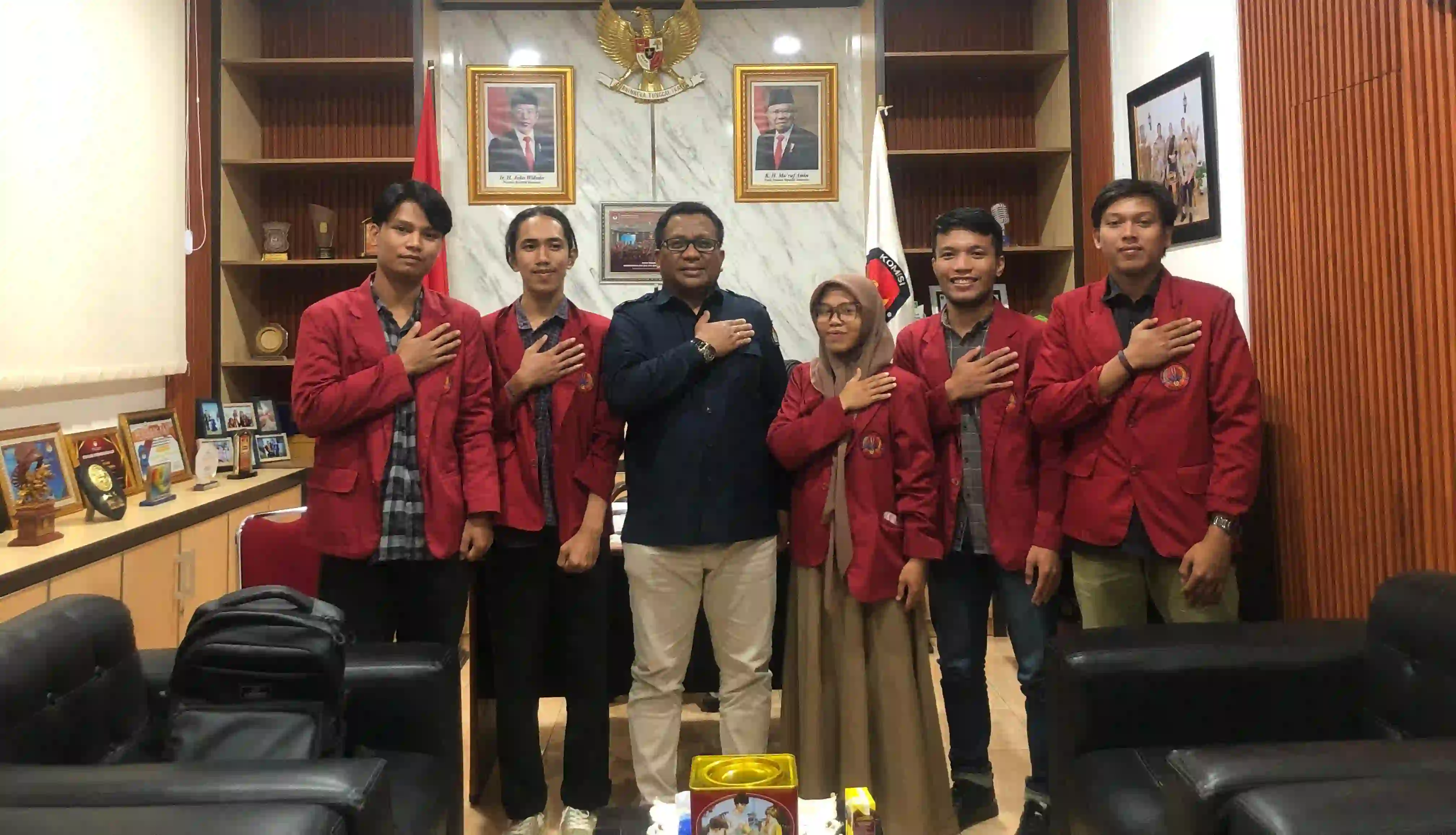 Mahasiswa Universitas Sulawesi Tenggara bersama Ketua KPU Sulawesi Tenggara. Foto: Ist.