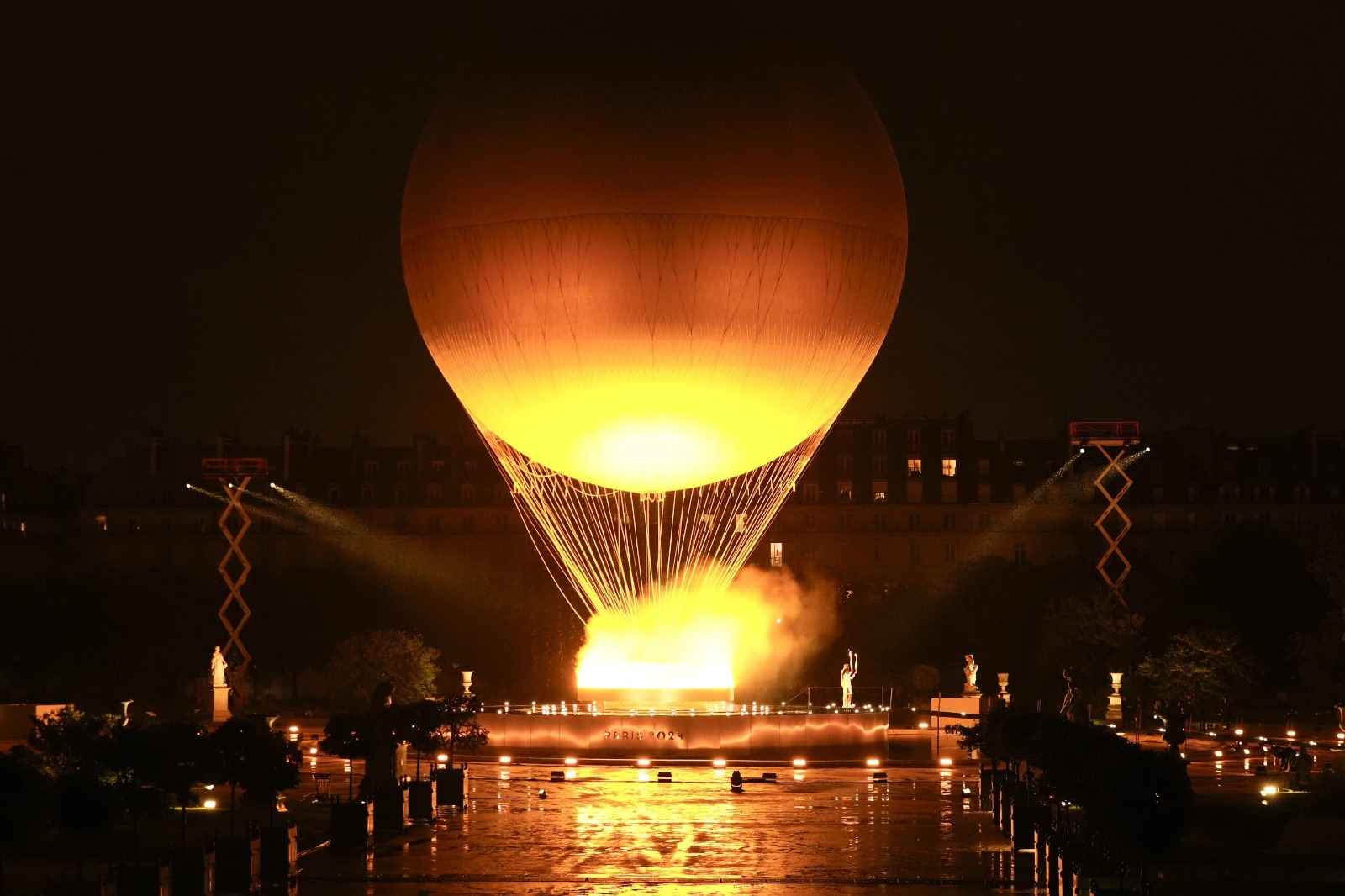 Balon yang membawa kuali unik dengan efek visual penggunaan cahaya dan kabut air saat pembukaan Olimpiade Paris 2024 pada Sabtu (27/7/2024) dinihari WIB. Foto: AP