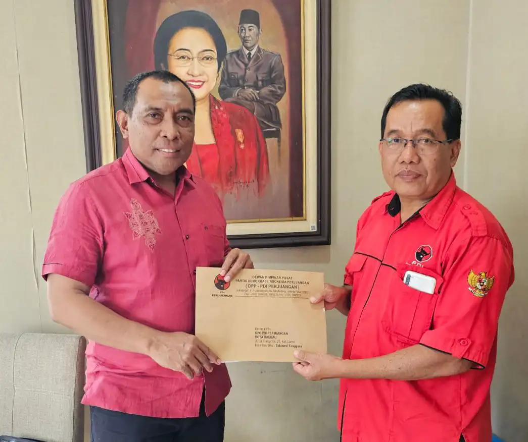 La Ode Ahmad Monianse menerima surat tugas dari PDIP untuk maju sebagai bakal calon Wali Kota Baubau. Foto: Ist.