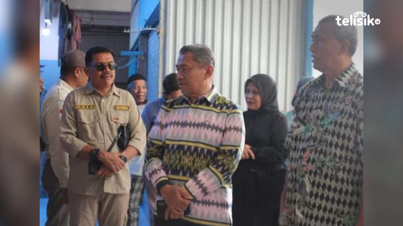 Plt Bupati Muna, Bachrun Labuta dan Kadis Nakertrans, Syahrir. Foto: Sunaryo/Telisik