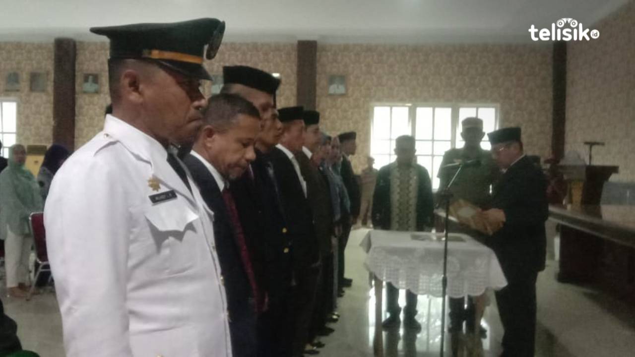 Plt Bupati Muna, Bachrun Labuta, melantik pejabat eselon III dan IV. Foto: Sunaryo/Telisik