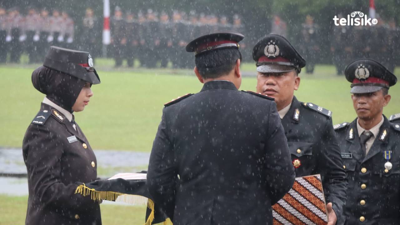 Kapolres Muna, AKBP Mulkaifin saat menyerahkan penghargaan pada anggotanya. Foto: Sunaryo/Telisik