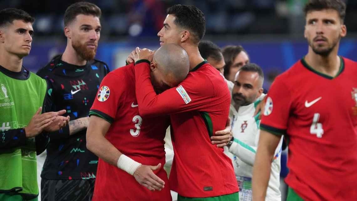 Pepe menangis di bahu Cristiano Ronaldo usai kekalahan Portugal dari Prancis di perempat final Euro 2024 di Volksparkstadion, Hamburg, Sabtu (6/7/2024) dinihari WIB. Foto: Etsuo Hara/Getty Image