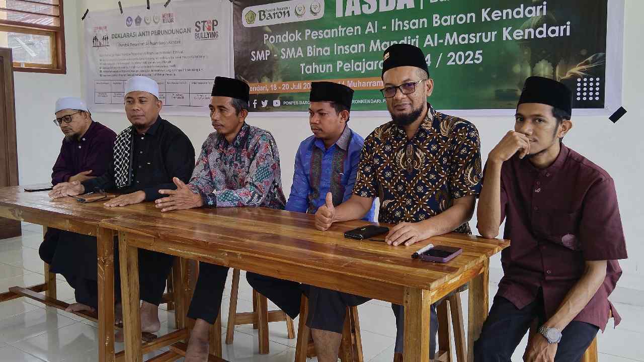 Para pengurus dan pembinaan Ponpes Al Ihsan Baron Kendari. Foto: Ist.