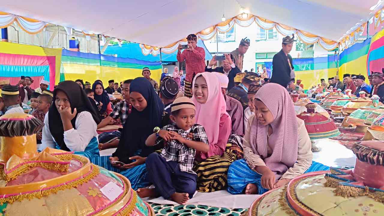 Suasana acara Tradisi Piharoana Ana-Ana Ngkaelu di Pelataran Rumah La Ode Pasombala, Kecamatan Sampolawa, Kabupaten Buton Selatan. Foto: Ist.