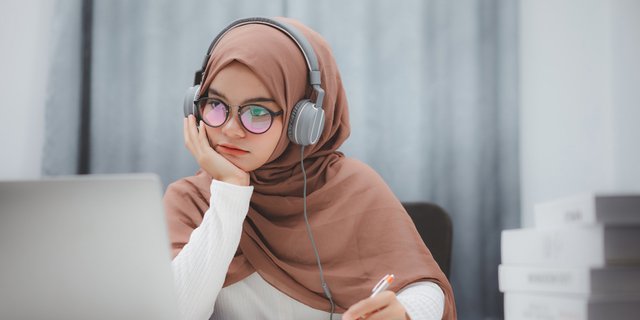Gen Z memiliki karakteristik unik yang mempengaruhi berbagai aspek kehidupan, mulai dari teknologi, pendidikan, hingga pekerjaan. Foto: Shutterstock