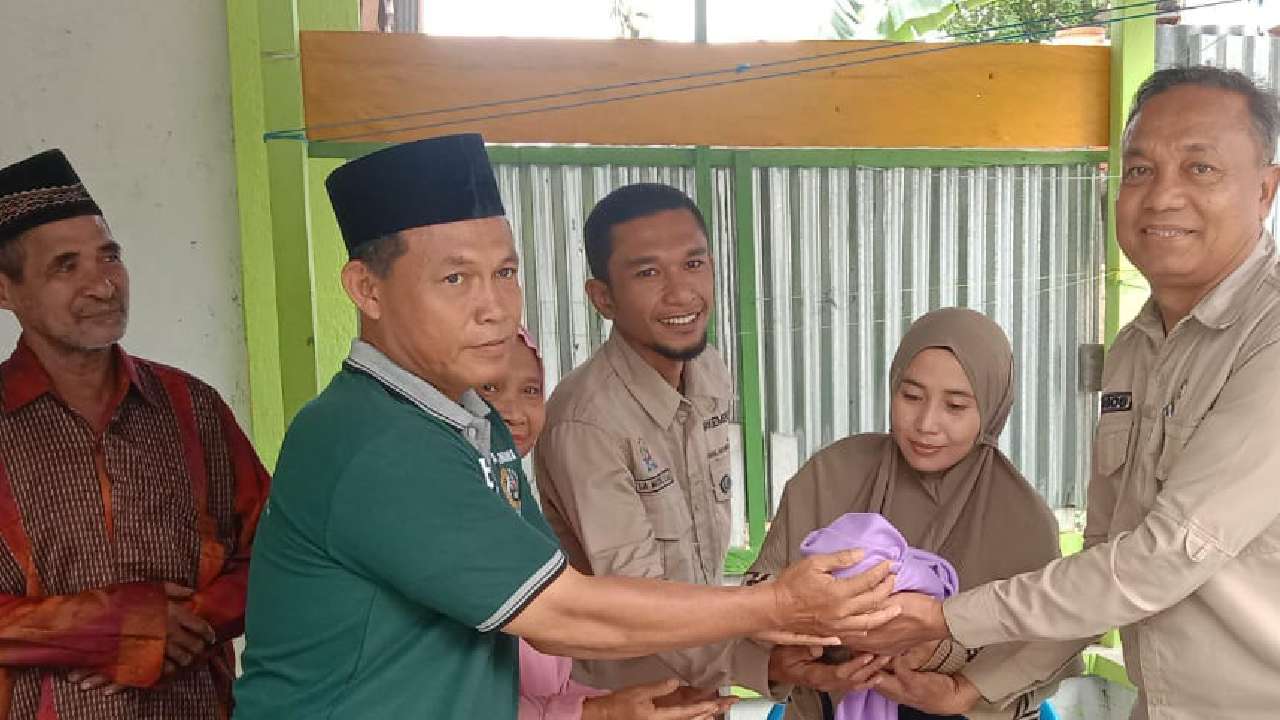 Dinsos Muna saat menitipkan bayi di panti asuhan. Foto: Ist.