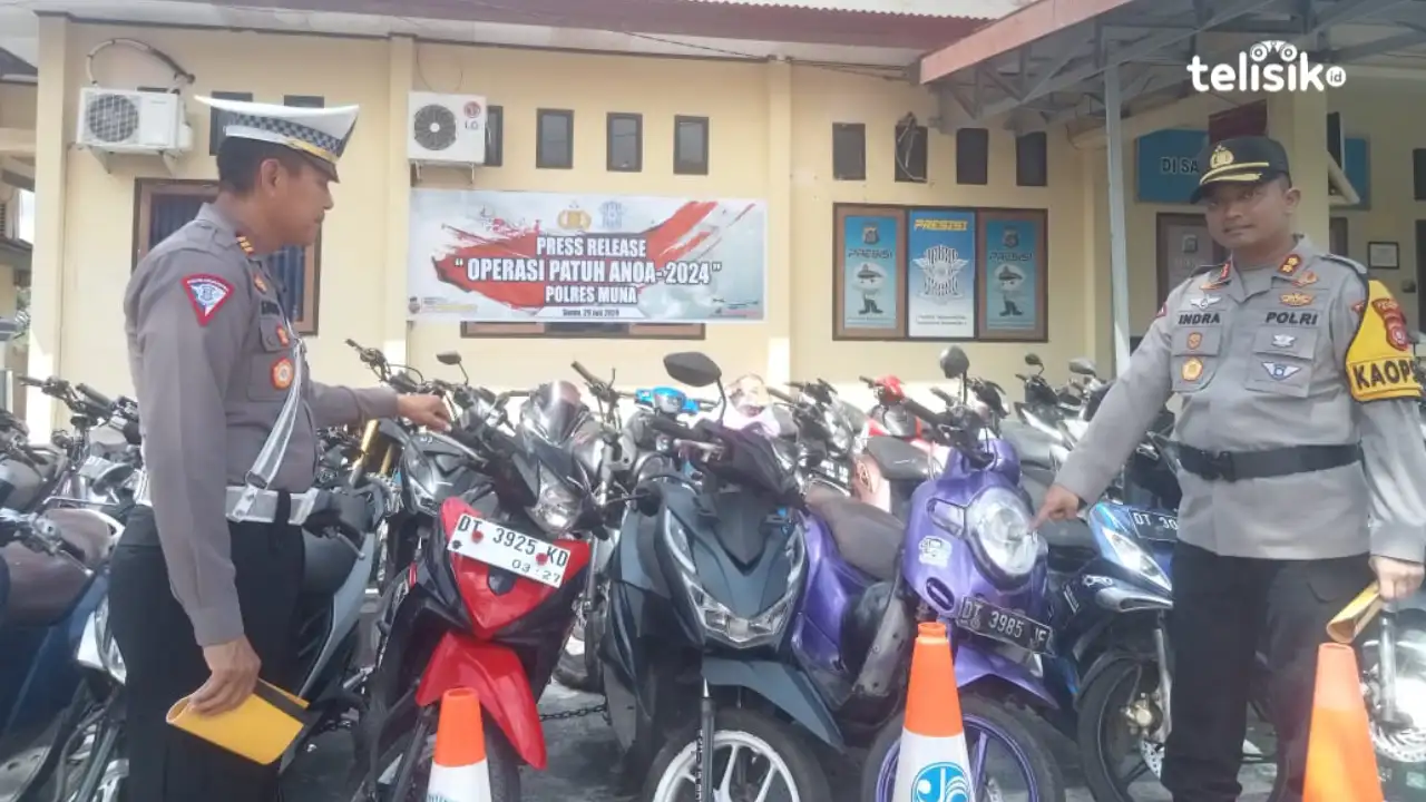 Kapolres Muna, AKBP Indra Sandy Purnama Sakti bersama Kasat Lantas, AKP Sarif memperlihatkan barang bukti kendaraan sepeda motor yang disita. Foto: Sunaryo/Telisik
