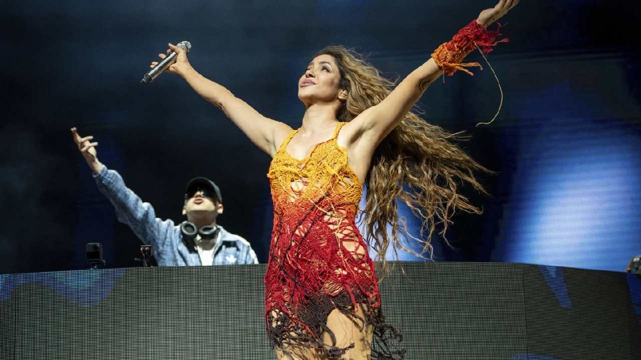 Shakira saat tampil di Festival Musik dan Seni Coachella Valley di Empire Polo Club di Indio, California, 12 April 2024. Pelatih Kolombia, Nestor Lorenzo, mengkritik konser Shakira di jeda waktu turun minum di partai final Copa America 2024. Foto: File AP