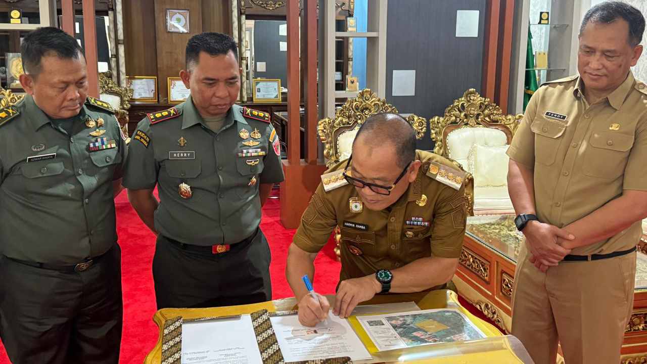 Pj Bupati Konawe bersama Sekda dan Dandim 1417 Kendari serta Pabung Konawe saat menandatangani NPHBMD. Foto: Ist.