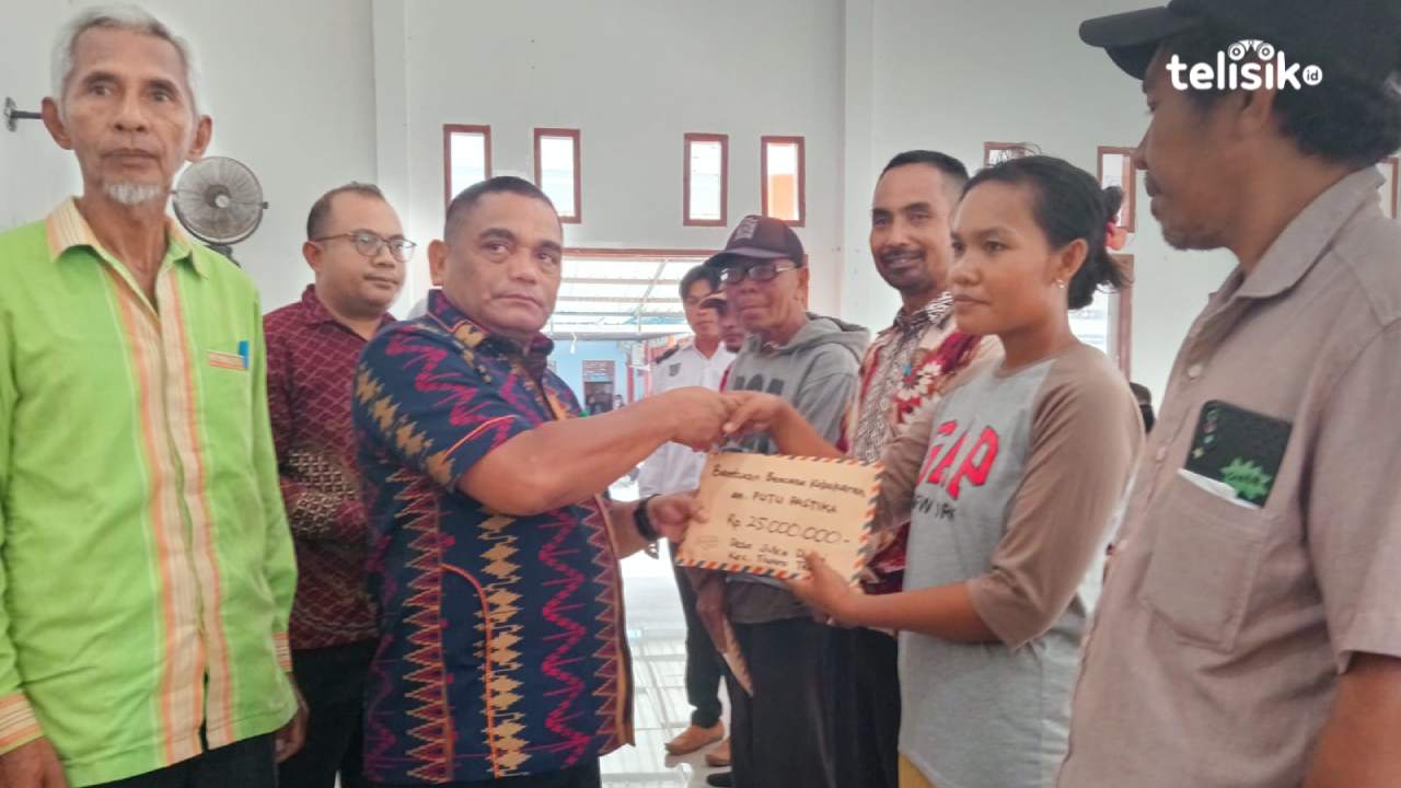 Pj Bupati Muna Barat, La Ode Butolo saat menyerahkan bantuan terhadap korban bencana alam. Foto: Putri Wulandari/Telisik