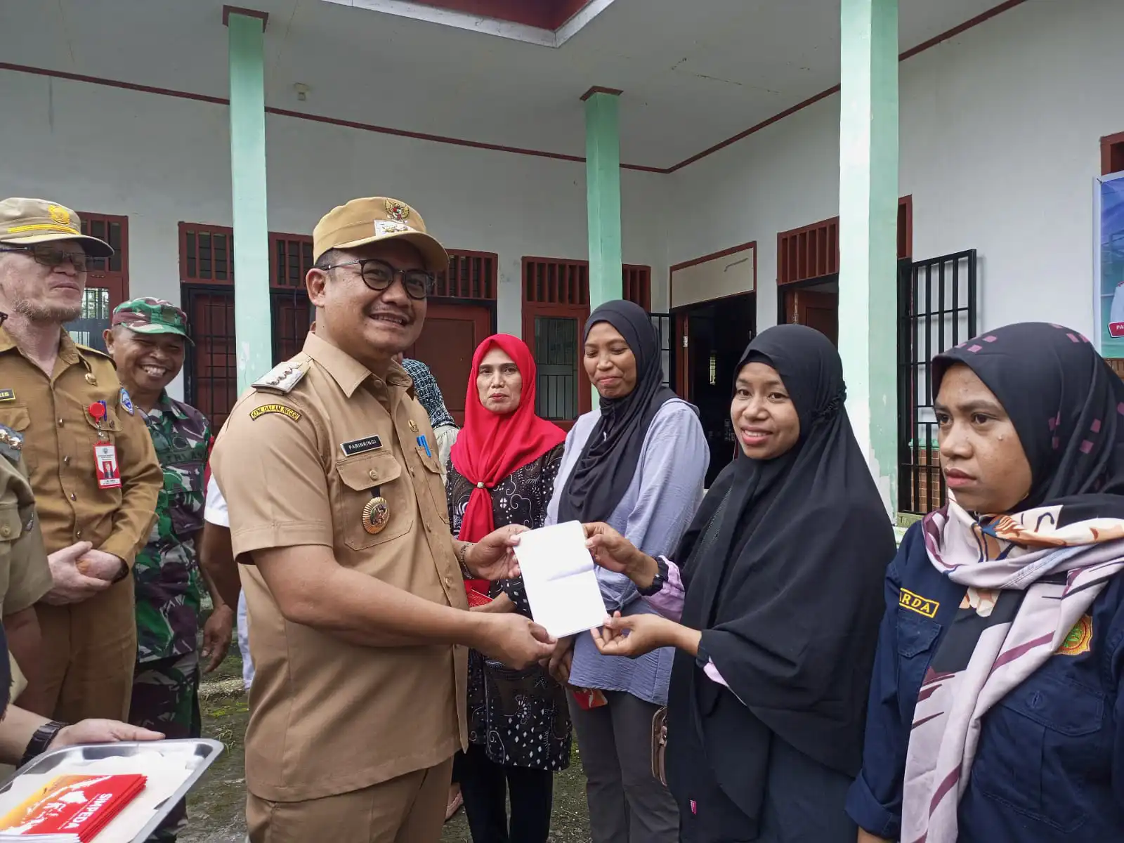 Penyerahan buku rekening bantuan dana kepada perwakilan Ketua KWT oleh Pj Bupati Buton Selatan, Parinringi. Foto: Ali Iskandar Majid/Telisik