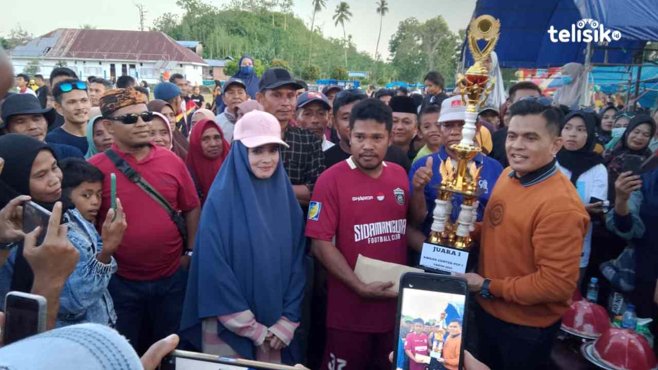 Tim Desa Sidamangura berhasil raih juara 1 di ajang sepak bola Amsar Center Cup I. Foto: Putri Wulandari/Telisik